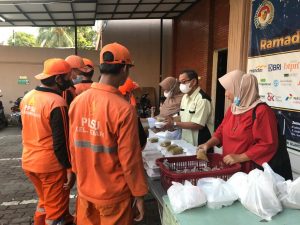 Jumat Berkah, PKP POMAD Bagikan Takjil Untuk Masyarakat