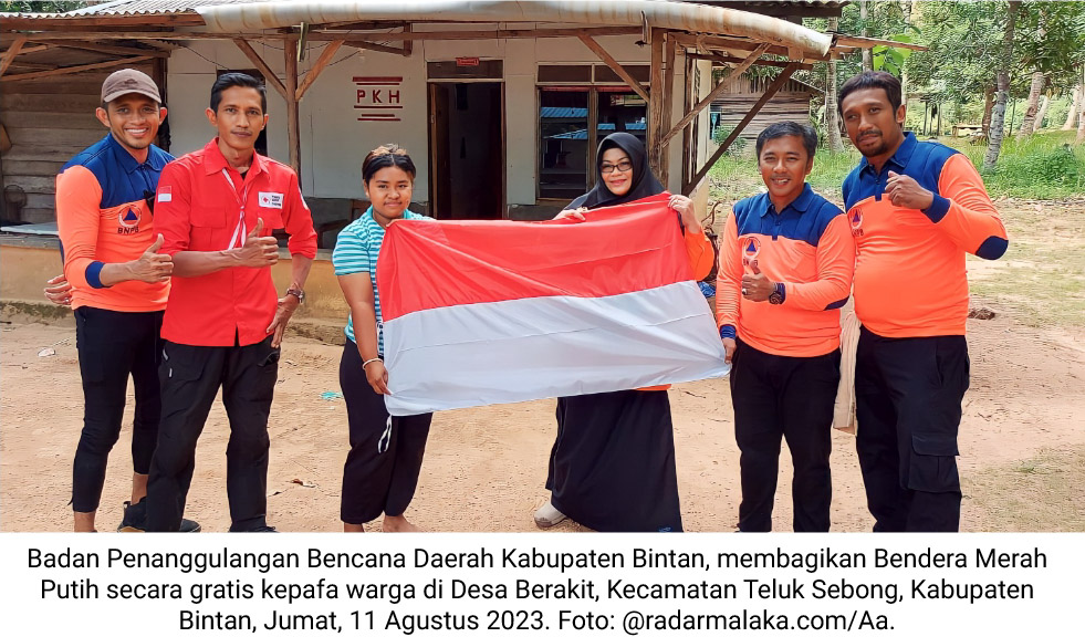 HUT RI Ke-78: BPBD Bintan Bagikan Bendera Merah Putih Kepada Warga Desa ...