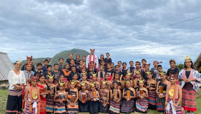 SMPN 1 Lamaknen -Belu -NTT Unjuk Kebolehan Dalam Tarian Likurai dan Musik Suling Bambu Dalam Acara Timor Island Adventure