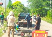 Dinas PUPR Malaka Tutup Jalan Berlubang-Lubang Sepanjang Ruas Jalan Provinsi